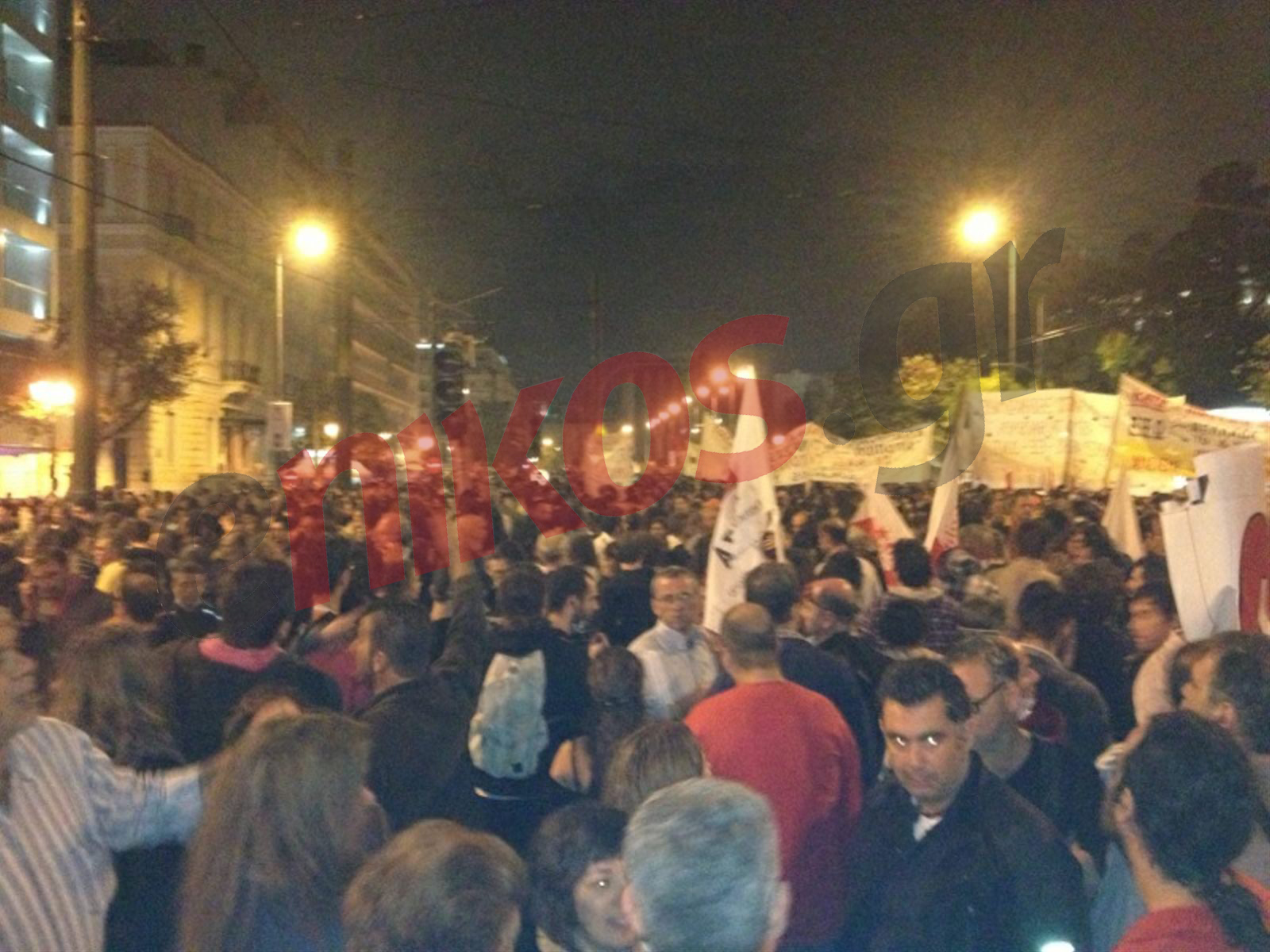 Οι διαδηλωτές παραμένουν στην Αμαλίας