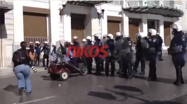 Βίντεο- ΑμΕΑ μπροστά στα ΜΑΤ