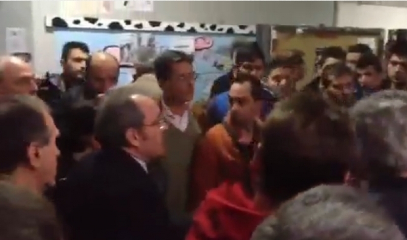 ΒΙΝΤΕΟ: Πέταξαν σκουπίδια στον Μυλόπουλο