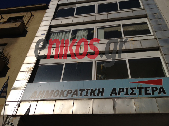 Οι τρεις που σκέφτονται το “παρών”