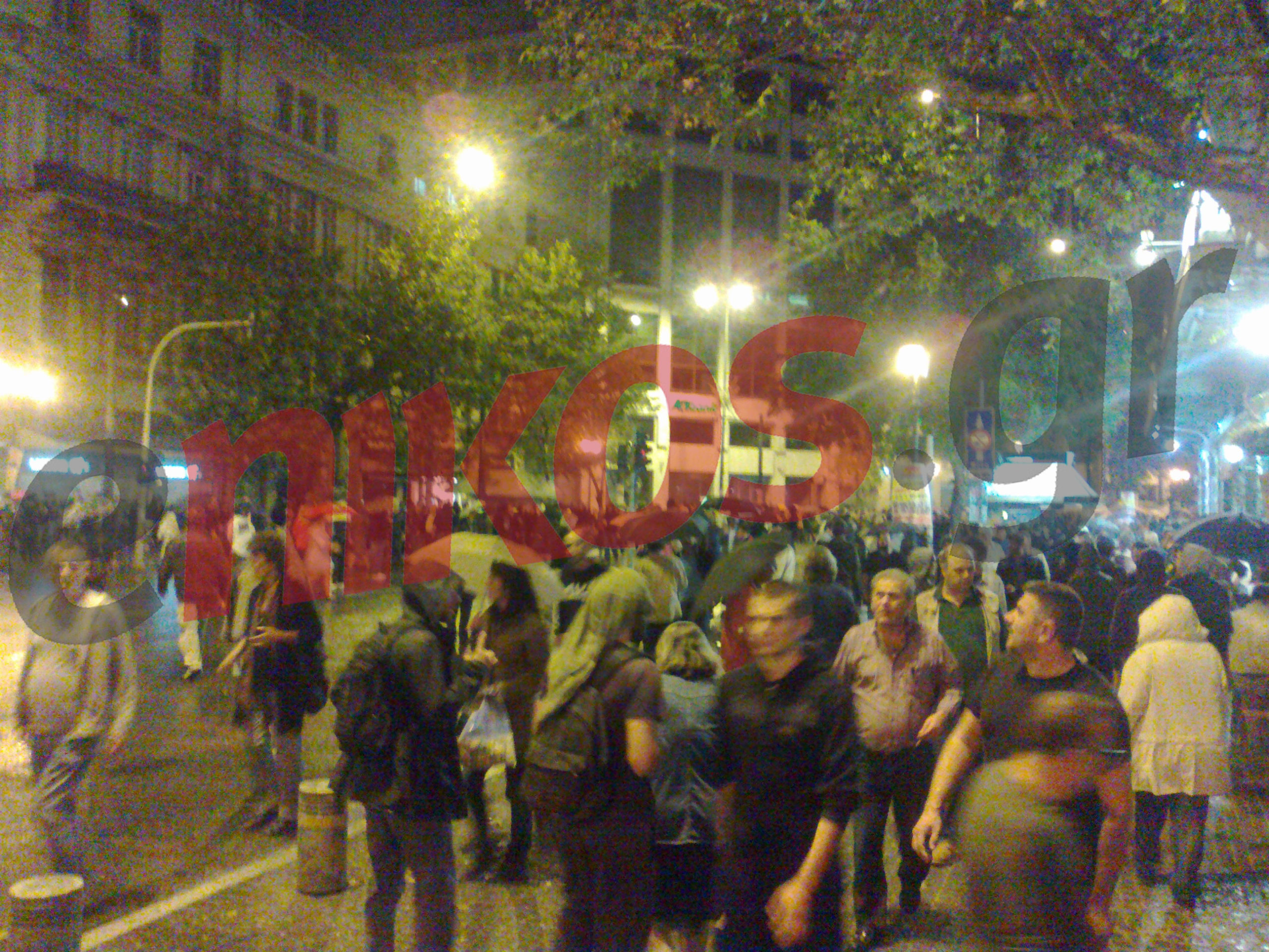 Τώρα-Οι διαδηλωτές στη βροχή