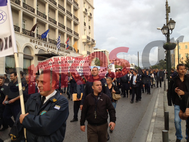 Τώρα-Η πορεία των ένστολων προς το ΥΠΟΙΚ