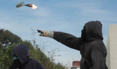 Τώρα-Πέταξαν μπουκάλια και μπογιές