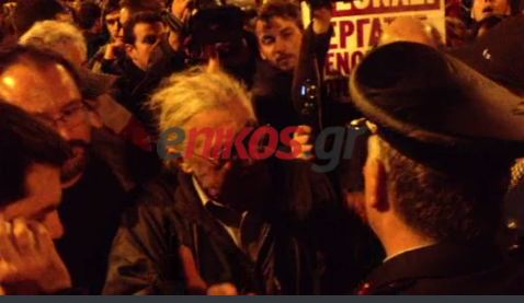 Βίντεο-Διαδηλωτές διαπραγματεύονται με την αστυνομία