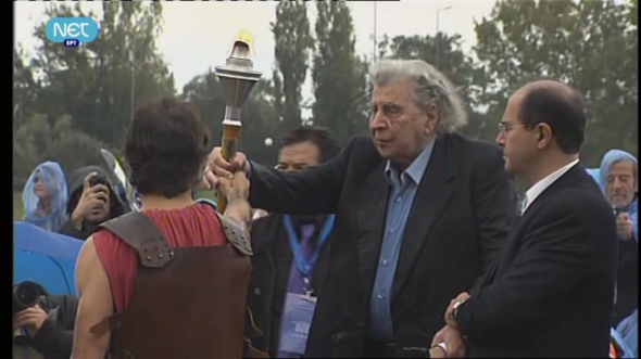 Ο Μίκης υψώνει τη δάδα