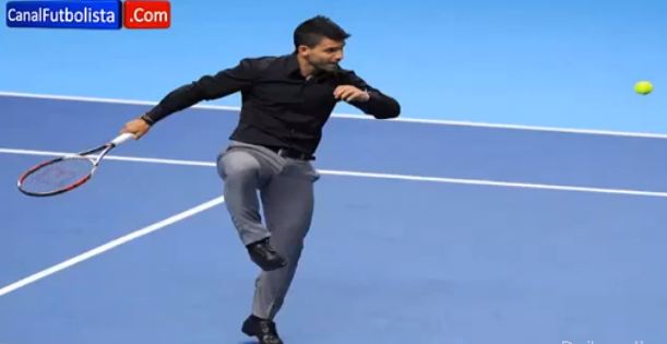 Ο Αγκουέρο παίζει…τένις!