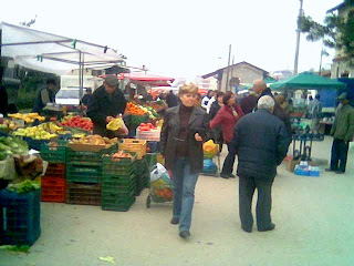 Έβγαλαν τα όπλα στη λαϊκή αγορά