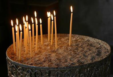 Έβαζε «χέρι» σε πορτοφόλια πιστών