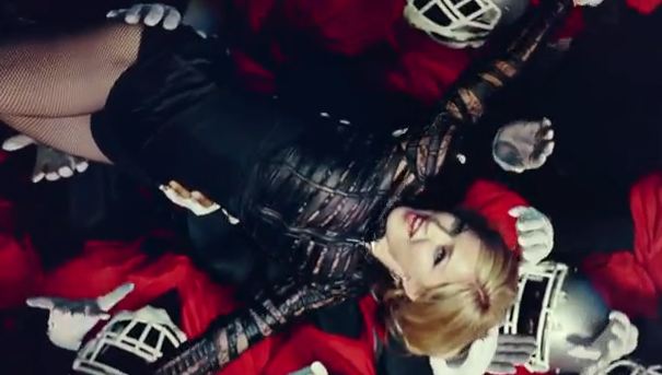 Madonna: Φιλανθρωπικό στριπτίζ!