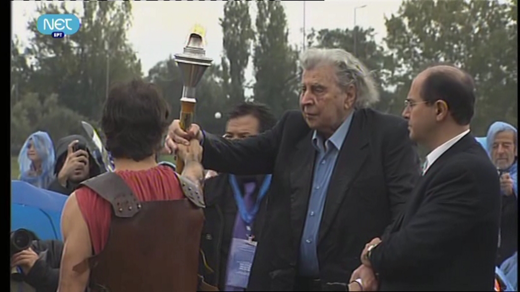 Ο Μίκης υψώνει τη δάδα