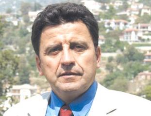 Διαψεύδει ο Μουτσινάς