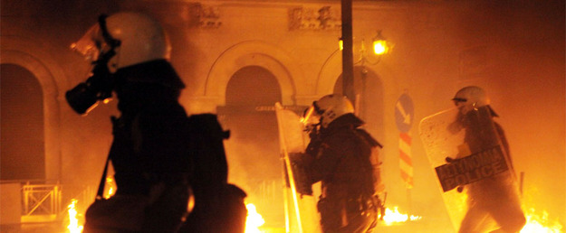 Μολότοφ σε διμοιρία των ΜΑΤ