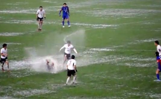 Ποδόσφαιρο σε …βούρκο!