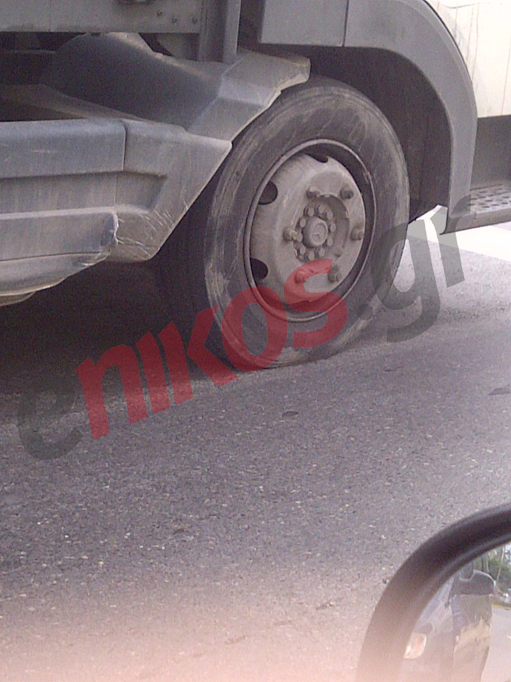 Φορτηγό με επικίνδυνα ελαστικά