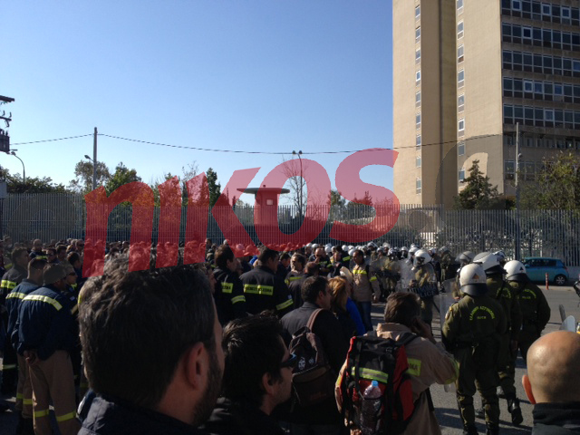 Τώρα-Οι πυροσβέστες έξω από το υπουργείο