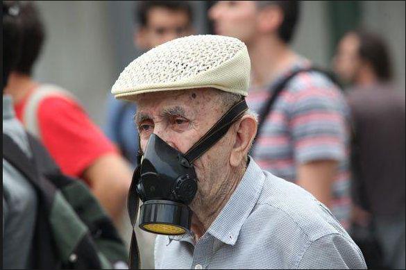 “Έφυγε” ο παππούς με τη μάσκα