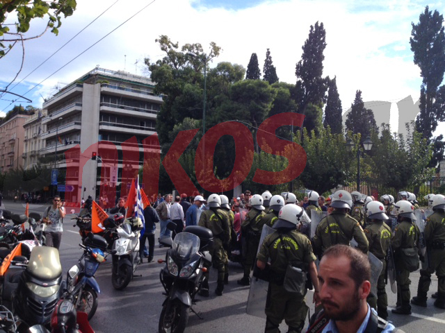 Φώτο – Τα ΜΑΤ απωθούν τους εργαζόμενους