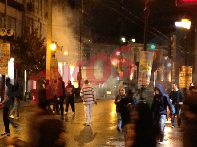 Η αστυνομία τους απωθεί προς την Πειραιώς