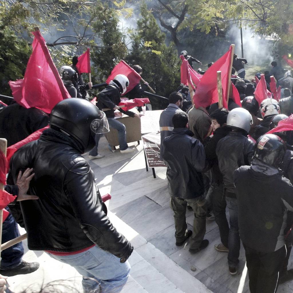 Τώρα-Επεισόδια με τραυματία στο Πολυτεχνείο