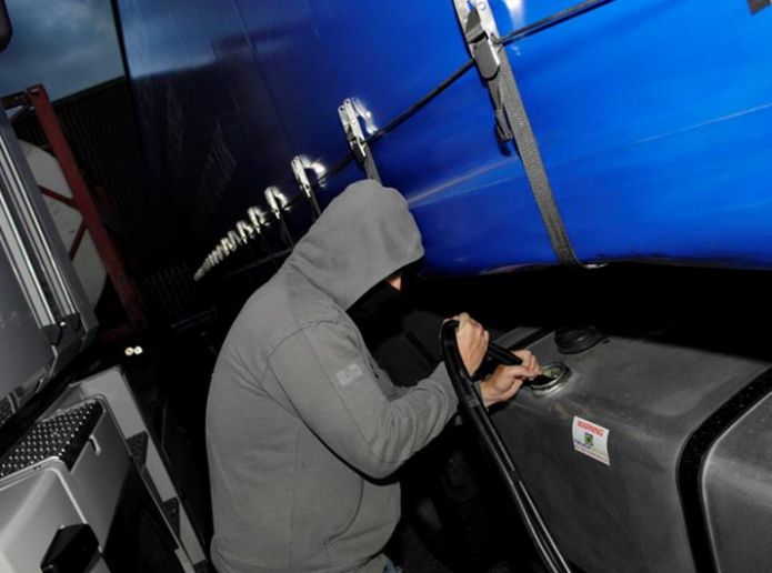 Έκλεβε καύσιμα από αυτοκίνητα