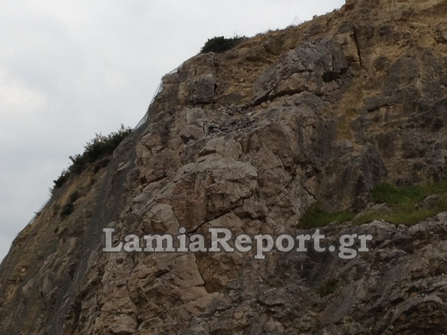 Βράχος «απειλεί» τα αυτοκίνητα