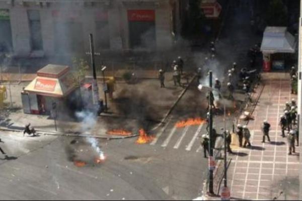 Βρετανός “φωτογραφίζει” την Αθήνα