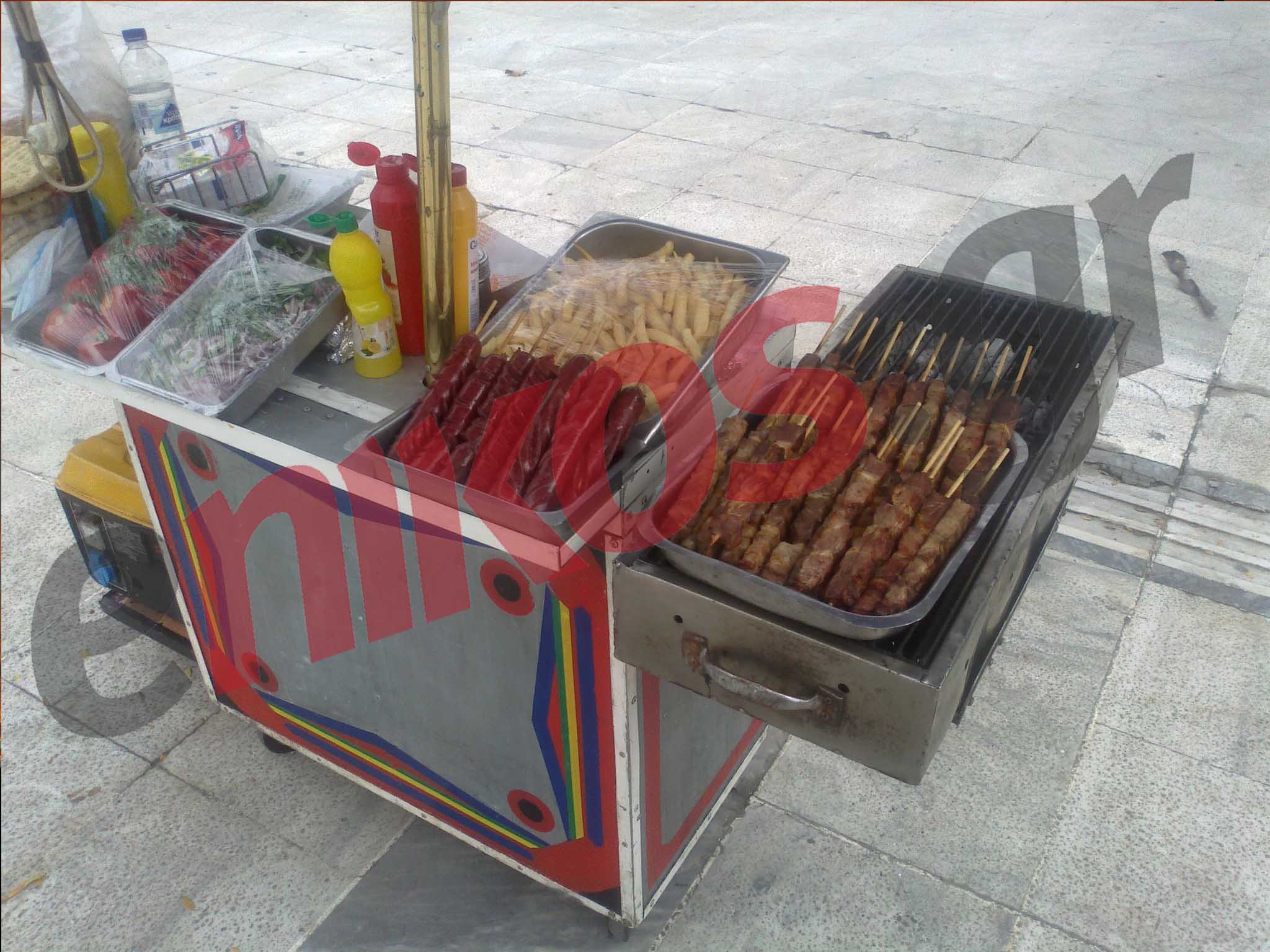 Άναψαν στο Σύνταγμα οι φωτιές