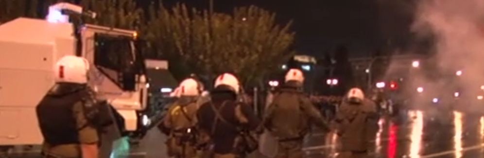 ΤΩΡΑ- Υδροφόρα μαζί με τα ΜΑΤ