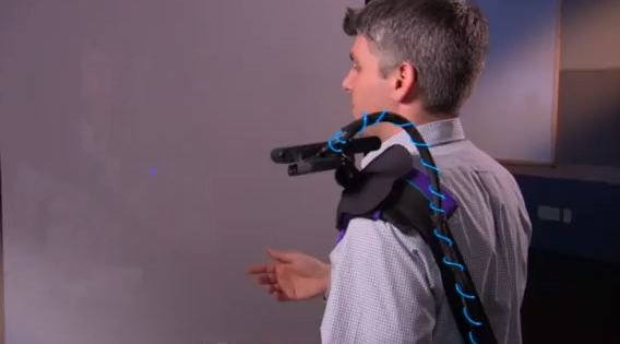 Ο προτζέκτορας του …ώμου!