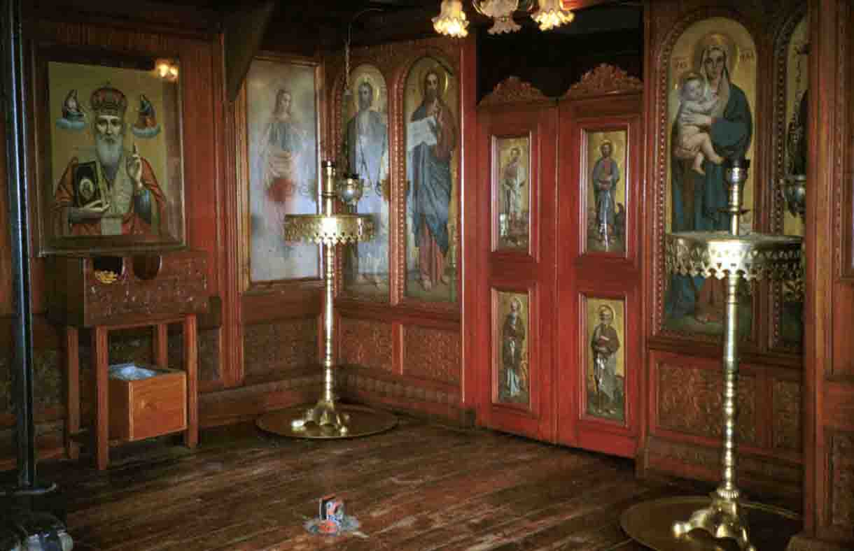 Στην εκκλησία με παλτό