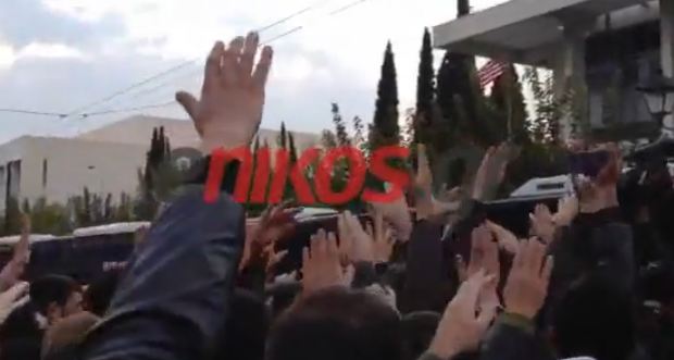 Βίντεο-Τα χέρια ψηλά για τη σημαία του Πολυτεχνείου