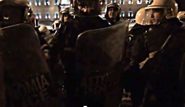 ΒΙΝΤΕΟ: Καταγγέλλουν ότι τους ποδοπάτησαν τα ΜΑΤ