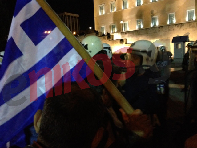 ΦΩΤΟ: Μπλοκ των “Ανεξάρτητων” μπροστά στα ΜΑΤ