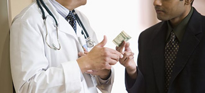 Πήραν την άδεια από τον γιατρό με το φακελάκι