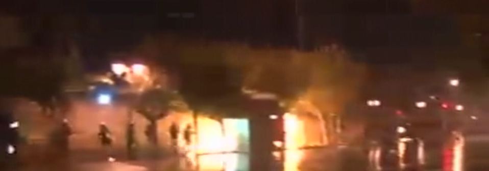 Τώρα-βροχή οι μολότοφ στη Βουλή