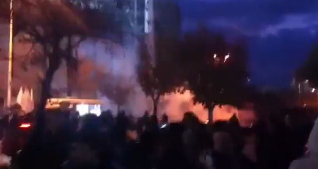 ΒΙΝΤΕΟ-Μολότοφ έξω από την Τούμπα