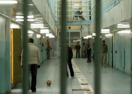 Aποφυλακίζεται για να “φύγει” ελεύθερος