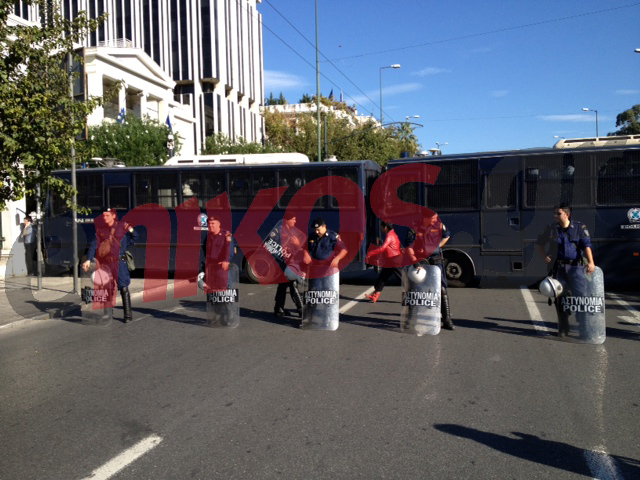 ΦΩΤΟ-Κλούβες της ΕΛ ΑΣ στη Β. Σοφίας