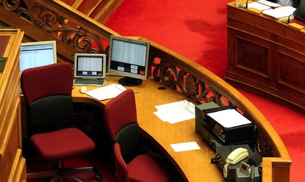 Δημόσιο καλεί υπαλλήλους της Βουλής