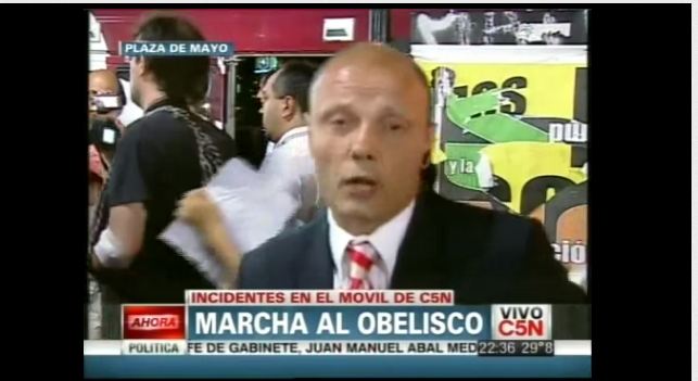 Βίντεο-Άγρια επίθεση σε δημοσιογράφο