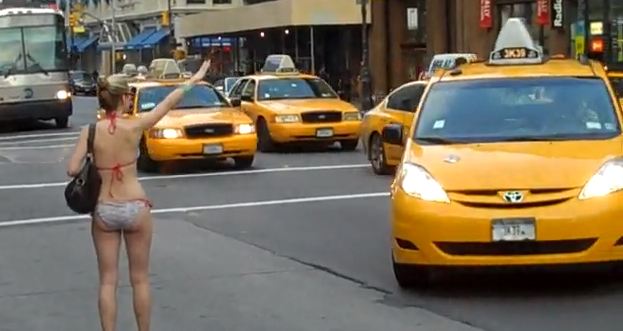 ΒΙΝΤΕΟ-Το μπικίνι σταμάτησε… ταξί