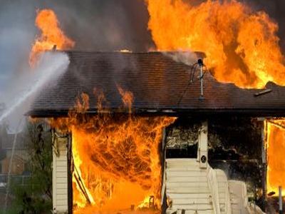 Έβαλε φωτιά για να ζεσταθεί και απανθρακώθηκε