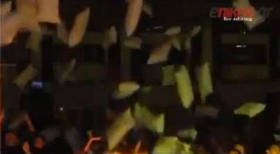 Ανελέητος… μαξιλαροπόλεμος