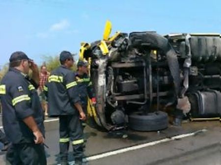 Ανετράπη νταλίκα στην Εθνική