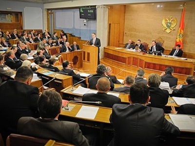 Μείωση 7% στους μισθούς των βουλευτών