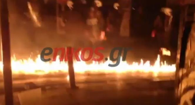 Βίντεο:Μολότοφ στα Εξάρχεια