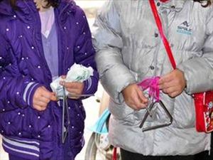 Λήστεψαν παιδιά που έλεγαν τα κάλαντα