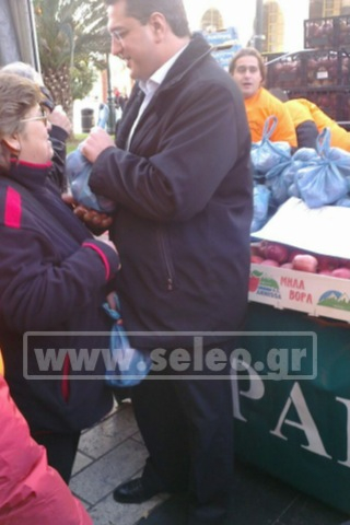 Ο Τζιτζικώστας σε ρόλο πωλητή