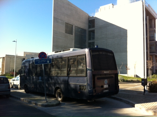 Tώρα-Κλούβα έξω από το δημαρχείο της Θεσσαλονίκης