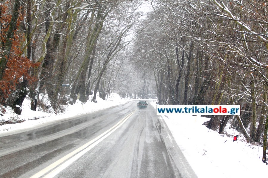 Χιονίζει στα Τρίκαλα
